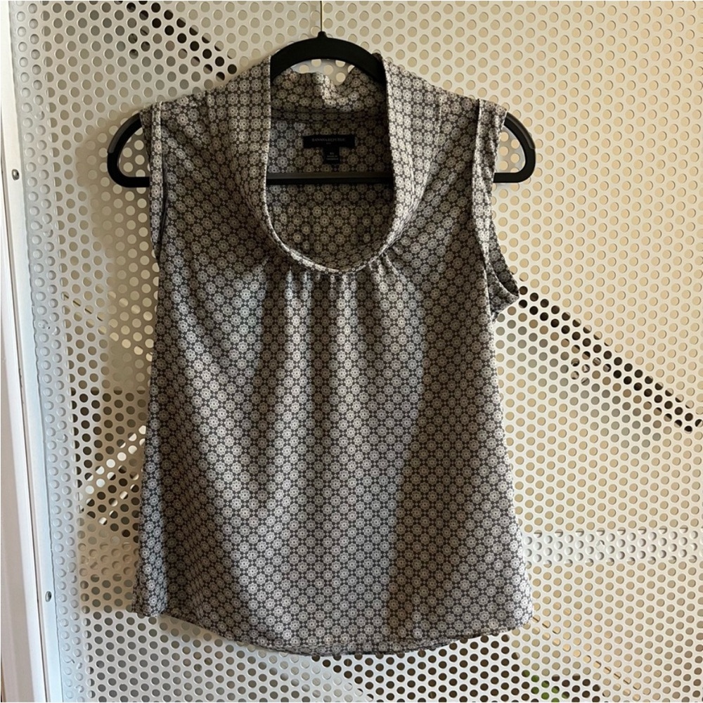 Banana Republic Cowl Neck Sleeveless Top Size XS in Gray/Sand Geometric Print